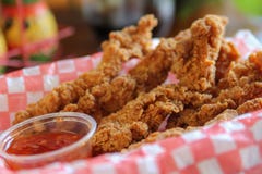 Offerte del sud tenere croccanti del seno di pollo fritto con il peperoncino rosso c fotografia stock libera da diritti Offerte del sud tenere croccanti del seno di pollo fritto con il peperoncino rosso c fotografia stock libera da diritti