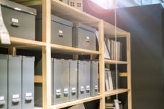 Officina domestica con i libri ed altre carte sullo scaffale dello scaffale e nella cassa v immagini stock Officina domestica con i libri ed altre carte sullo scaffale dello scaffale e nella cassa v immagini stock