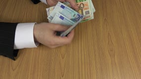 Offiziermannnehmen- und -zählungseurobanknoten 4K stock video Offiziermannnehmen- und -zählungseurobanknoten 4K stock video