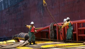 Offshoreschiffmannschaft, die an Plattform arbeitet lizenzfreie stockfotografie Offshoreschiffmannschaft, die an Plattform arbeitet lizenzfreie stockfotografie