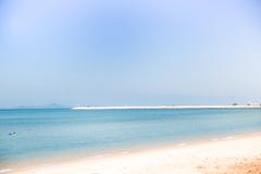 Offuschi l'estratto di belle spiaggia e montagna tropicali con terra immagini stock libere da diritti Offuschi l'estratto di belle spiaggia e montagna tropicali con terra immagini stock libere da diritti
