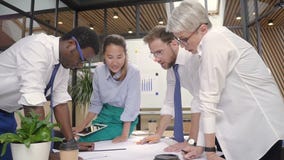 Oficina casual, arquitectos multirraciales que trabajan en modelo del proyecto almacen de video Oficina casual, arquitectos multirraciales que trabajan en modelo del proyecto almacen de video