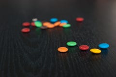 Oggetti dei dolci e variopinti sulla tavola fotografia stock Oggetti dei dolci e variopinti sulla tavola fotografia stock