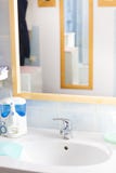 Oggetti, lavandino e specchio del bagno Fotografia Stock Libera da Diritti Oggetti, lavandino e specchio del bagno Fotografia Stock Libera da Diritti