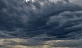 Ogromne złe chmury zmrok szarość barwią z drążącymi promieniami słońce - błękit - zdjęcie stock Ogromne złe chmury zmrok szarość barwią z drążącymi promieniami słońce - błękit - zdjęcie stock