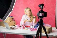 Ogólnospołecznej medialnej influencer młodej kobiety magnetofonowy wideo blog z instrukcyjnym tutorial dla robić twój swój jewell fotografia royalty free Ogólnospołecznej medialnej influencer młodej kobiety magnetofonowy wideo blog z instrukcyjnym tutorial dla robić twój swój jewell fotografia royalty free