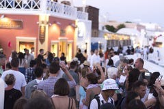 Oia, Santorini, ГРЕЦИЯ - 9-ое июня 2017: ТОЛПА ТУРИСТОВ ОЖИДАЕТ ИЗВЕСТНОГО ЗАХОДА СОЛНЦА SANTORINI Стоковые Фото Oia, Santorini, ГРЕЦИЯ - 9-ое июня 2017: ТОЛПА ТУРИСТОВ ОЖИДАЕТ ИЗВЕСТНОГО ЗАХОДА СОЛНЦА SANTORINI Стоковые Фото