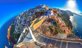 Oia stad op Santorini-eiland, Griekenland Traditionele en beroemde huizen en kerken met blauwe koepels over de Caldera royalty-vrije stock afbeelding Oia stad op Santorini-eiland, Griekenland Traditionele en beroemde huizen en kerken met blauwe koepels over de Caldera royalty-vrije stock afbeelding