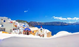 Oia stad op Santorini-eiland, Griekenland Traditionele en beroemde huizen en kerken met blauwe koepels over de Caldera stock afbeelding Oia stad op Santorini-eiland, Griekenland Traditionele en beroemde huizen en kerken met blauwe koepels over de Caldera stock afbeelding