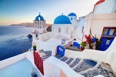 Oia πόλη στο νησί Santorini, Ελλάδα στο ηλιοβασίλεμα Βράχοι στο Αιγαίο πέλαγος στοκ φωτογραφία με δικαίωμα ελεύθερης χρήσης Oia πόλη στο νησί Santorini, Ελλάδα στο ηλιοβασίλεμα Βράχοι στο Αιγαίο πέλαγος στοκ φωτογραφία με δικαίωμα ελεύθερης χρήσης