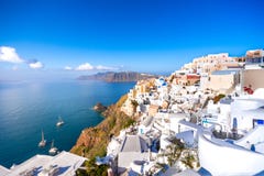 Oia πόλη στο νησί Santorini, Ελλάδα Παραδοσιακές και διάσημες σπίτια και εκκλησίες με τους μπλε θόλους πέρα από Caldera, Αιγαίο π Στοκ Φωτογραφίες Oia πόλη στο νησί Santorini, Ελλάδα Παραδοσιακές και διάσημες σπίτια και εκκλησίες με τους μπλε θόλους πέρα από Caldera, Αιγαίο π Στοκ Φωτογραφίες