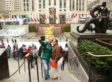 Oidentifierade par som tar selfie på den lägre plazaen av den Rockefeller mitten i midtownen Manhattan royaltyfri foto Oidentifierade par som tar selfie på den lägre plazaen av den Rockefeller mitten i midtownen Manhattan royaltyfri foto