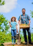 ojciec i c?rka na rancho Lata uprawia? ziemi? ?redniorolny m??czyzna z ma?? dziewczynk? ogrodowi narz?dzia, ?opata i podlewanie p obraz royalty free ojciec i c?rka na rancho Lata uprawia? ziemi? ?redniorolny m??czyzna z ma?? dziewczynk? ogrodowi narz?dzia, ?opata i podlewanie p obraz royalty free