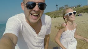 Ojciec i córka bawić się na plaży zbiory Ojciec i córka bawić się na plaży zbiory