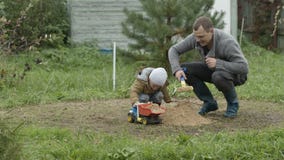 Ojciec i syn bawić się outdoors. zbiory wideo Ojciec i syn bawić się outdoors. zbiory wideo