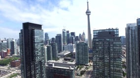 Ojo aéreo del pájaro 4k en el distrito céntrico de Toronto, arquitectura moderna del rascacielos almacen de video Ojo aéreo del pájaro 4k en el distrito céntrico de Toronto, arquitectura moderna del rascacielos almacen de video