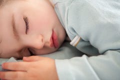 Ojos cerrados el dormir del bebé relajados imágenes de archivo libres de regalías Ojos cerrados el dormir del bebé relajados imágenes de archivo libres de regalías