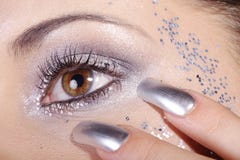 Ojos y clavos en plata imagen de archivo libre de regalías Ojos y clavos en plata imagen de archivo libre de regalías