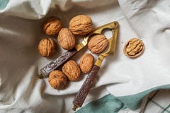 Okkernoten en uitstekende notekraker met gesneden houten handvat stock foto Okkernoten en uitstekende notekraker met gesneden houten handvat stock foto