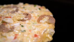Okonomiyaki japanmat Matlagning Monjayaki stekte i restaurang av Japan arkivfoto Okonomiyaki japanmat Matlagning Monjayaki stekte i restaurang av Japan arkivfoto