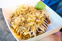Okonomiyaki y x28; Pancake& japonés x29 de la pizza; en la caja de papel imágenes de archivo libres de regalías Okonomiyaki y x28; Pancake& japonés x29 de la pizza; en la caja de papel imágenes de archivo libres de regalías