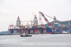 OKPO, IL SUD COREA 5 SETTEMBRE 2015: Vista di un certo impianto di perforazione del petrolio marino fotografie stock libere da diritti OKPO, IL SUD COREA 5 SETTEMBRE 2015: Vista di un certo impianto di perforazione del petrolio marino fotografie stock libere da diritti