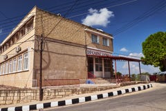 Oktober 2015, Dipcarpaz, Noordelijk Cyprus - School van Rizokarpaso op het eiland van Cyprus op zonnige dag stock afbeeldingen Oktober 2015, Dipcarpaz, Noordelijk Cyprus - School van Rizokarpaso op het eiland van Cyprus op zonnige dag stock afbeeldingen