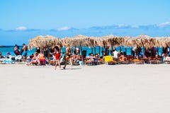 Oktober 2, 2017, Elafonissi, Griekenland - sunbeds en hooiparaplu's bij Elafonissi-strand royalty-vrije stock foto's Oktober 2, 2017, Elafonissi, Griekenland - sunbeds en hooiparaplu's bij Elafonissi-strand royalty-vrije stock foto's