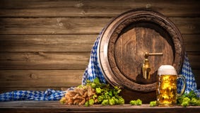 Oktoberfest-Bierfaß und Bierglas lizenzfreies stockfoto Oktoberfest-Bierfaß und Bierglas lizenzfreies stockfoto