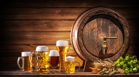 Oktoberfest-Bierfaß und Biergläser stockfoto Oktoberfest-Bierfaß und Biergläser stockfoto