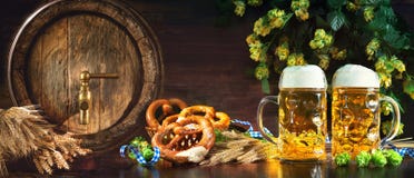 Oktoberfest-Bierfaß und Biergläser mit weichen Brezeln, whe stockfotos Oktoberfest-Bierfaß und Biergläser mit weichen Brezeln, whe stockfotos