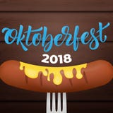 Oktoberfest 2018 Salsiccia bavarese con senape sulla forcella, sui precedenti di legno e sull'iscrizione d'avanguardia 2018 di Ok illustrazione di stock Oktoberfest 2018 Salsiccia bavarese con senape sulla forcella, sui precedenti di legno e sull'iscrizione d'avanguardia 2018 di Ok illustrazione di stock