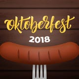 Oktoberfest 2018 Salsiccia bavarese sulla forcella, sui precedenti di legno e sull'iscrizione d'avanguardia 2018 di Oktoberfest royalty illustrazione gratis Oktoberfest 2018 Salsiccia bavarese sulla forcella, sui precedenti di legno e sull'iscrizione d'avanguardia 2018 di Oktoberfest royalty illustrazione gratis