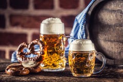 Oktoberfest stort och litet öl med kringlaträtrumman och den blÃ¥a bordduken arkivfoto Oktoberfest stort och litet öl med kringlaträtrumman och den blÃ¥a bordduken arkivfoto