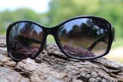 Okulary przeciwsłoneczni Odpoczywa na beli obrazy stock Okulary przeciwsłoneczni Odpoczywa na beli obrazy stock