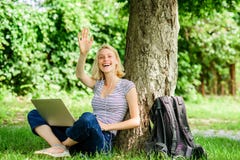 Ol?! ver?o Blogger que torna-se inspirado por natureza a mulher tem o negócio em linha Uma comunica??o da Web verão em linha Blog fotografia de stock Ol?! ver?o Blogger que torna-se inspirado por natureza a mulher tem o negócio em linha Uma comunica??o da Web verão em linha Blog fotografia de stock