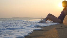 Olas oce?nicas que se lavan sobre cuerpo femenino bronceado Muchacha linda que miente en la playa en las ondas en el tiempo de la almacen de video Olas oce?nicas que se lavan sobre cuerpo femenino bronceado Muchacha linda que miente en la playa en las ondas en el tiempo de la almacen de video