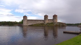 Olavinlinna kasztel, obłoczny Czerwa wieczór antyczny Finland forteczny olavinlinna savonlinna zmierzch zbiory wideo Olavinlinna kasztel, obłoczny Czerwa wieczór antyczny Finland forteczny olavinlinna savonlinna zmierzch zbiory wideo