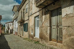 Old houses with cracked plaster wall and wooden door stock photography Old houses with cracked plaster wall and wooden door stock photography