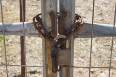 Old lock with chain on iron gate. Concept of reliability and sa Royalty Free Stock Images Old lock with chain on iron gate. Concept of reliability and sa Royalty Free Stock Images