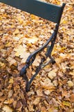 Old park bench with fallen yellow autumn leaves Stock Photography Old park bench with fallen yellow autumn leaves Stock Photography
