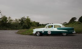 OLDSMOBILE 88 5300 cc 1955 Images libres de droits OLDSMOBILE 88 5300 cc 1955 Images libres de droits