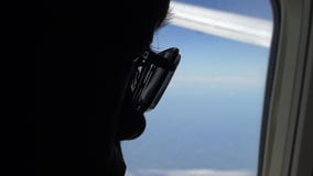 olhar bonito da menina dos jovens de 4K Ásia fora da janela do avião durante o voo plano video estoque olhar bonito da menina dos jovens de 4K Ásia fora da janela do avião durante o voo plano video estoque