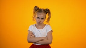 Olhar de sobrancelhas franzidas preteen impertinente da menina e mãos de cruzamento, girando afastado, terrível enfant vídeos de arquivo Olhar de sobrancelhas franzidas preteen impertinente da menina e mãos de cruzamento, girando afastado, terrível enfant vídeos de arquivo