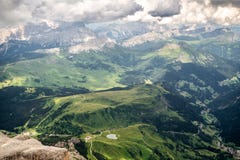 Olhe para baixo ao vale da parte superior de Piz Boe nas dolomites imagens de stock Olhe para baixo ao vale da parte superior de Piz Boe nas dolomites imagens de stock