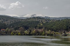 Olhe para o ambiente da represa pitoresca da primavera fotografia de stock Olhe para o ambiente da represa pitoresca da primavera fotografia de stock