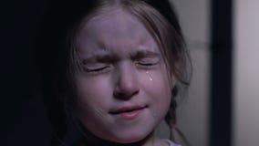Olhos de fechamento da menina bonito do horror e do grito, medos da infância, close up video estoque Olhos de fechamento da menina bonito do horror e do grito, medos da infância, close up video estoque