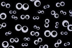 Olhos Googly no fundo preto fotos de stock royalty free Olhos Googly no fundo preto fotos de stock royalty free