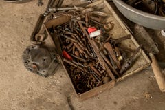 Olieachtige Hulpmiddelen met Grote Moersleutelmoersleutel - Oud Rusty Toolbox ter plaatse - Vettige Beetjes en Vuile Troffel royalty-vrije stock afbeelding Olieachtige Hulpmiddelen met Grote Moersleutelmoersleutel - Oud Rusty Toolbox ter plaatse - Vettige Beetjes en Vuile Troffel royalty-vrije stock afbeelding