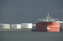 Olietanker in haven stock afbeeldingen Olietanker in haven stock afbeeldingen
